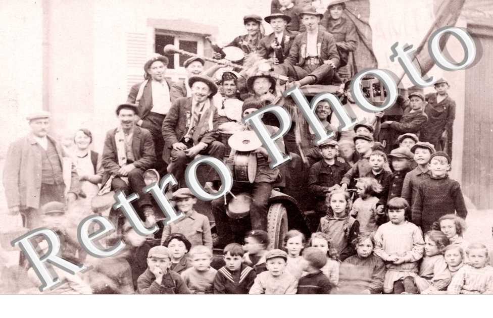 groupe en fête sur un véhicule