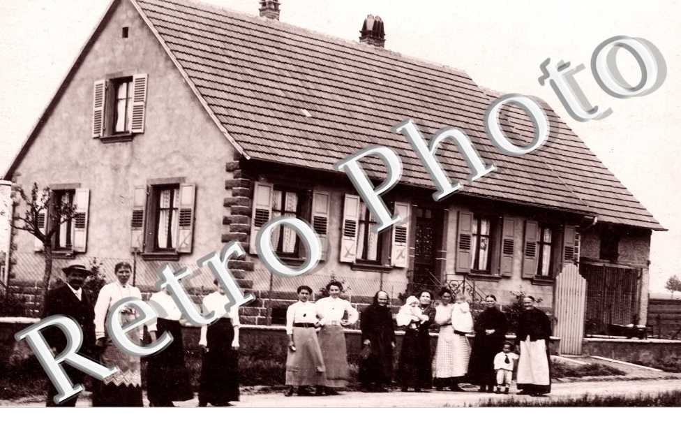 Un groupe de personne pris en photo devant une maison
