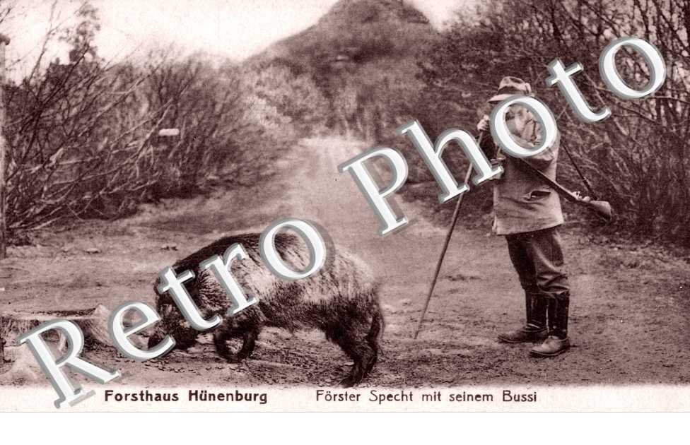 Forsthaus Hunenburg - Forster Specht mit seinem Bussi