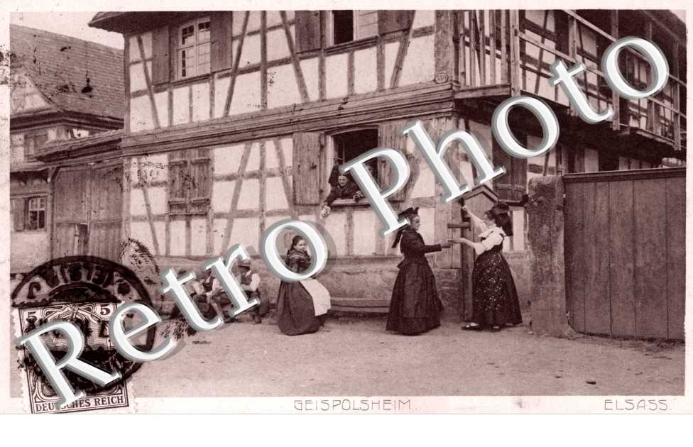 Des femmes en costumes traditionels, Vue Interieure