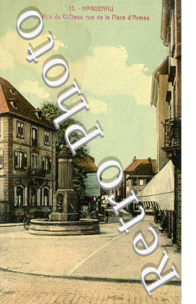 La rue du chateau vue de la place d&#039;Armes