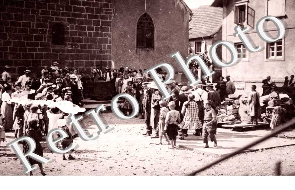 ceremonie autour de la cloche du village