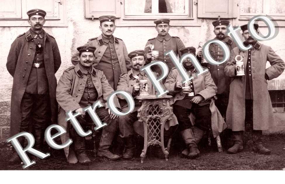 Des hommes en uniforme pris en photo