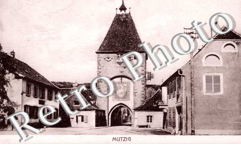 Vue d'une tour et de sa porte