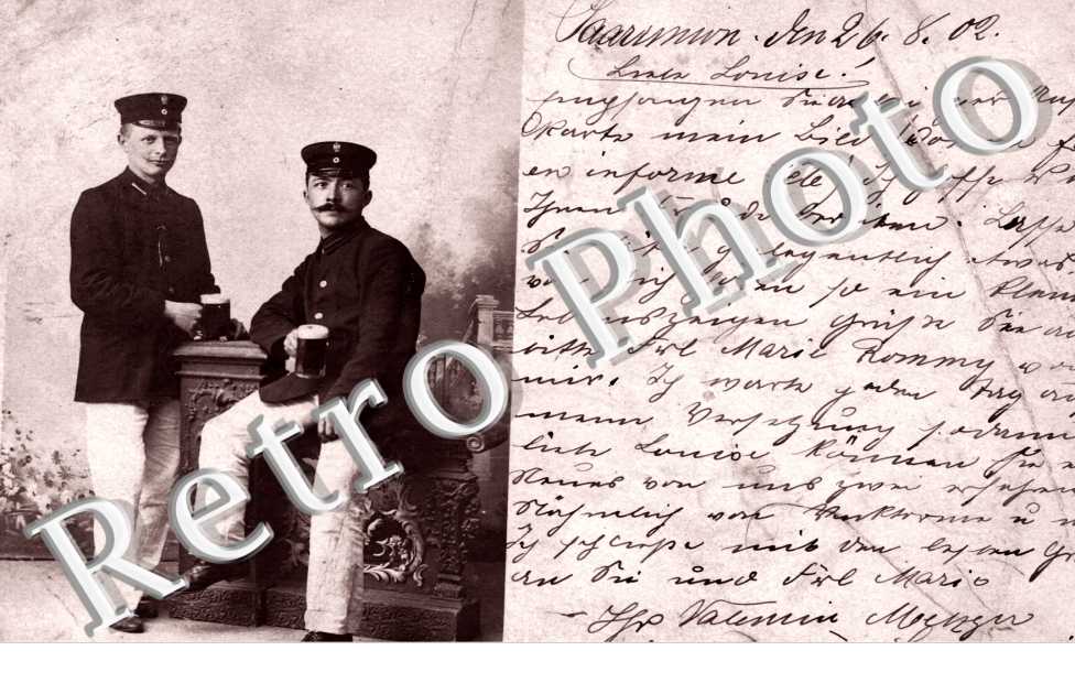 Deux hommes en uniforme train de boire une  biere