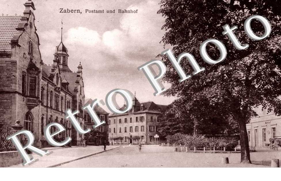 Postamt und Bahnhof