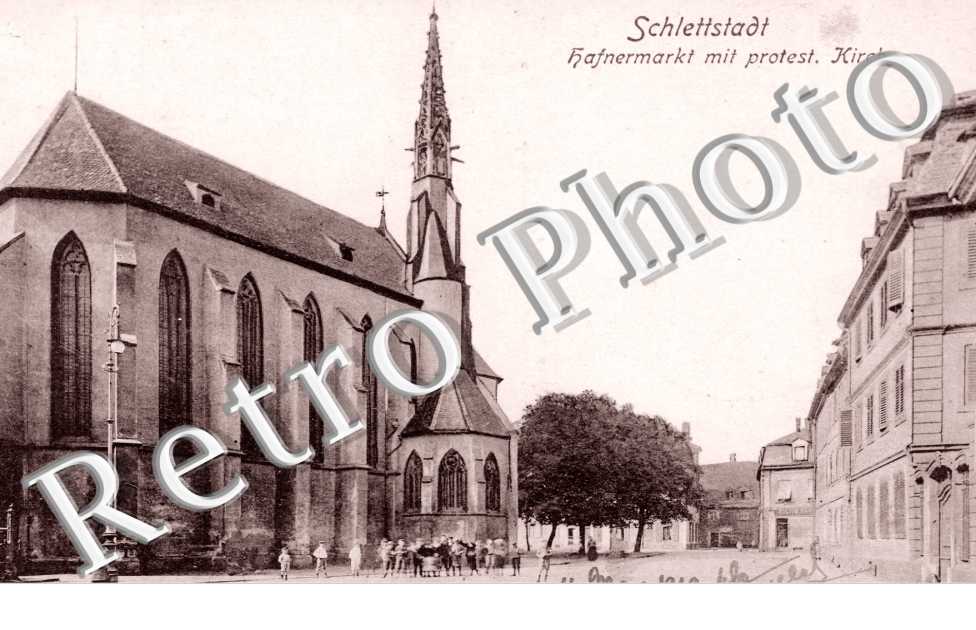 Hafnermarkt mit protest. Kirche