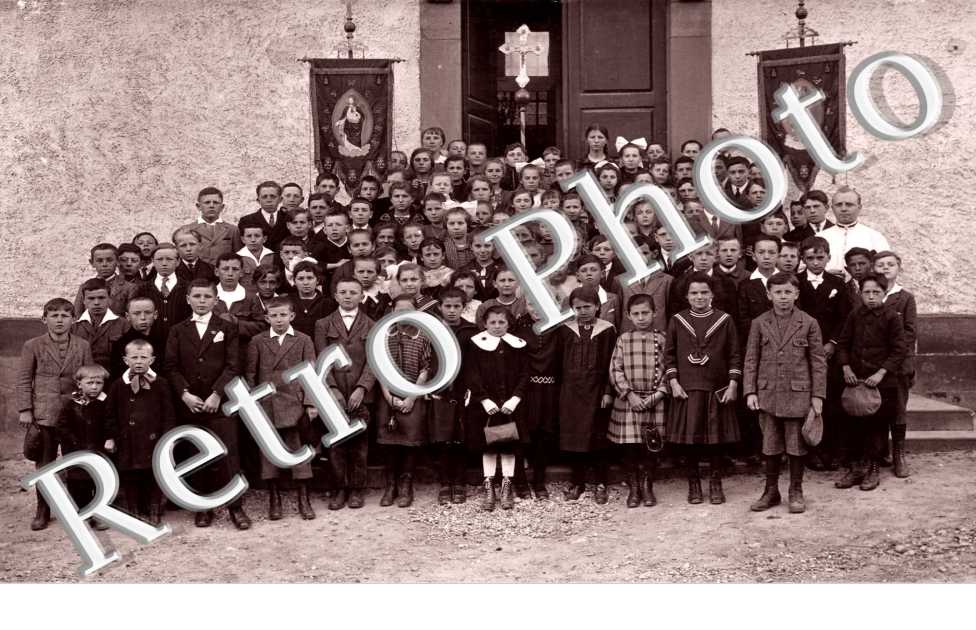 groupe d'enfant devant le porche de l'eglise