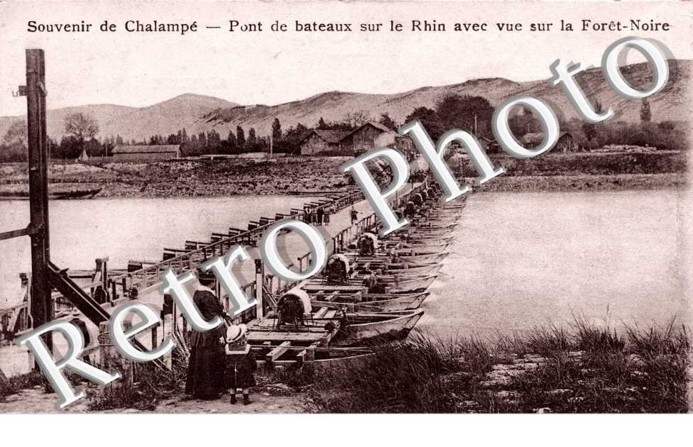 pont de bateaux sur le Rhin avec vue sur la Foret-Noire