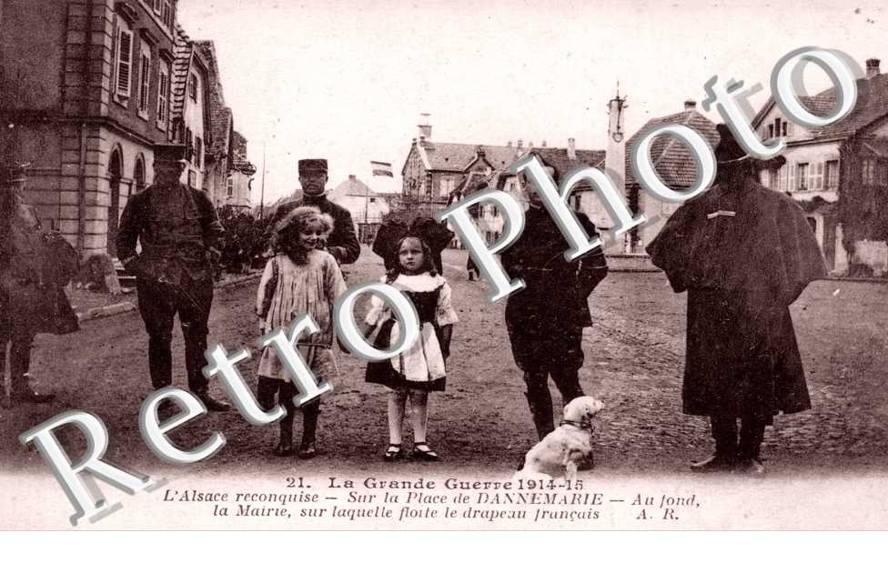 la grande guerre 1914-15 l&#039;Alsace reconquise Sur la place de Dannemarie Au fond la mairie, sur laquelle...
