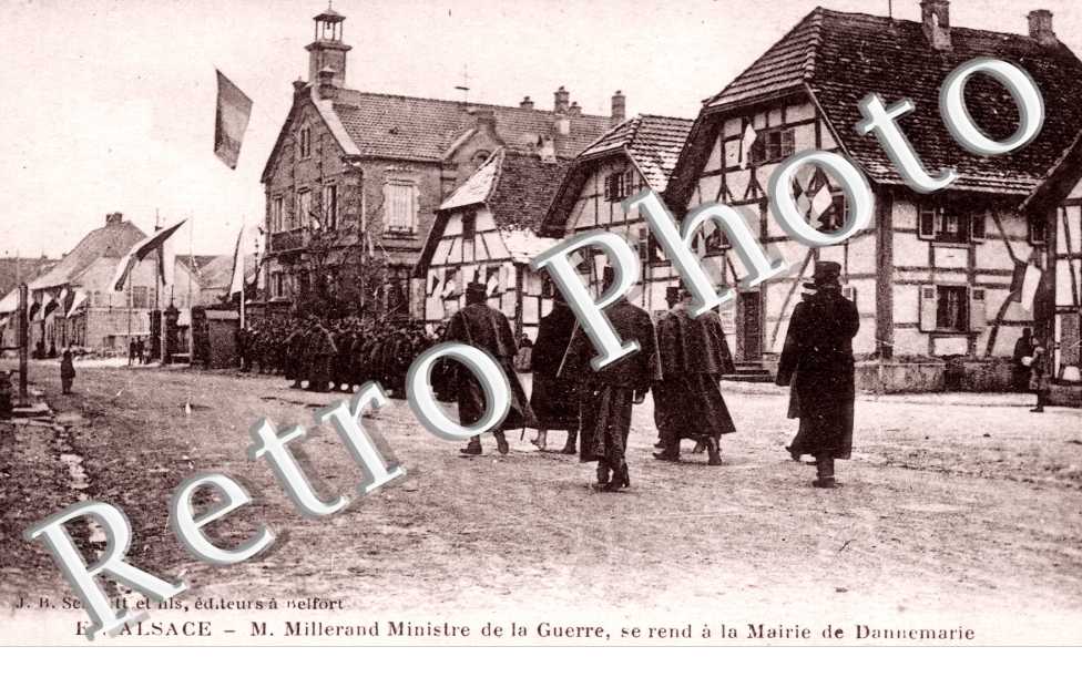 la grande guerre 1914-15 M.milerand ministre de la guerre, se rend a la mairie de dannemarie ou flotte..