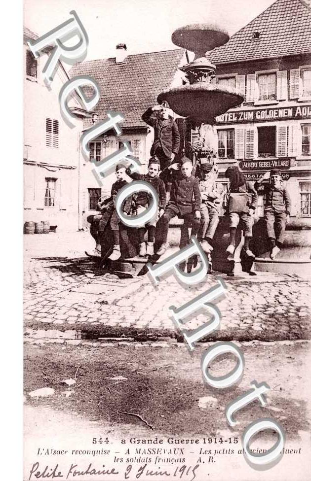 les Petits Alsaciens saluent les Soldats Francais