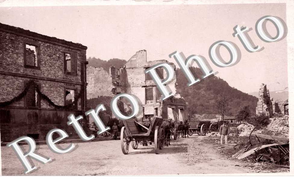 Un Attelage de chevaux et les Ruines d&#039;un Batiment
