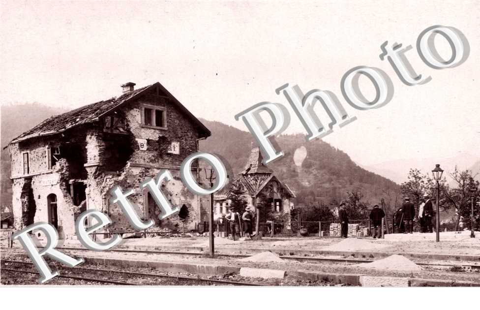 les Rails du chemin de fer et les Ruines d&#039;un Batiment