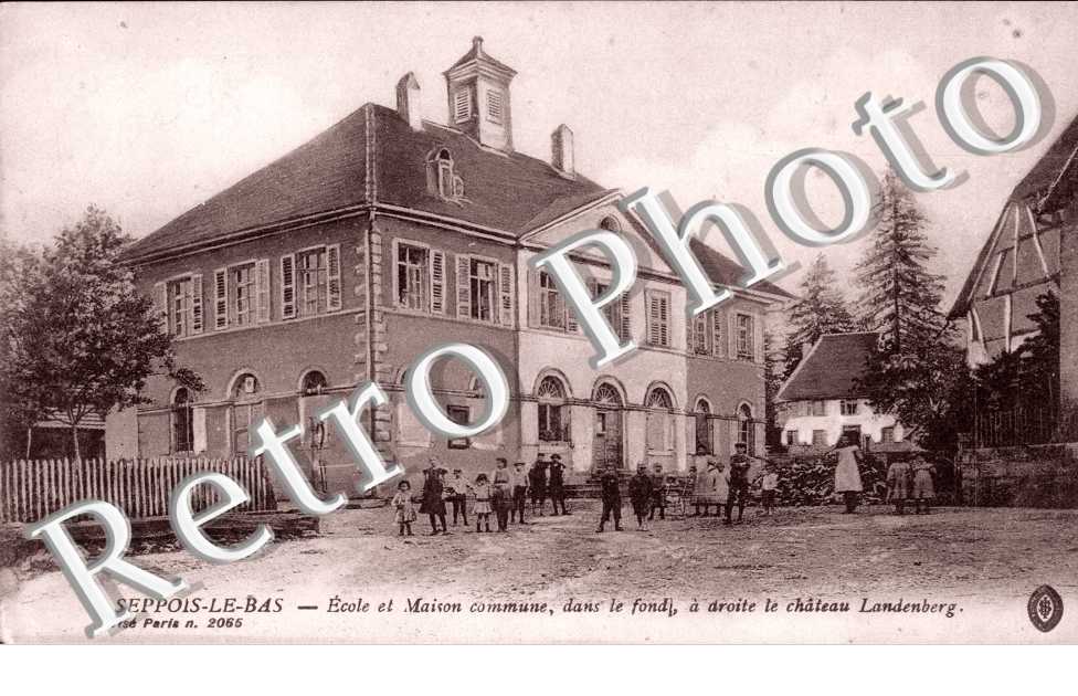 ecole et maison commune, dans le fond a droite, le chateau Landenberg
