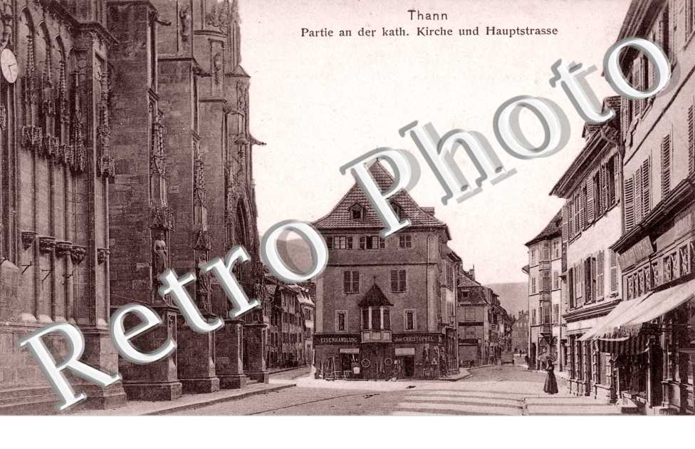 Eglise catholique et rue principale