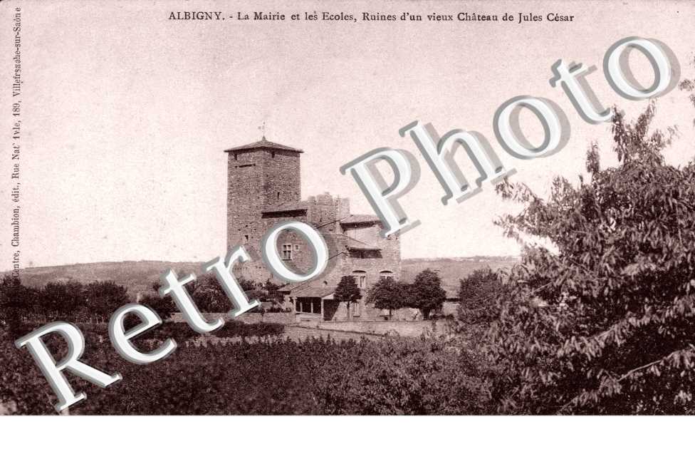 La Mairie et les Ecoles, Ruines d'un Vieux Chateau de Jules Cesar