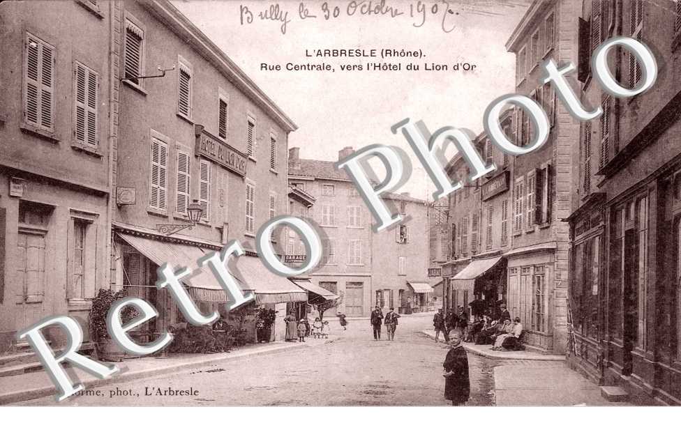 La rue centrale vers l'hotel du lion d'or