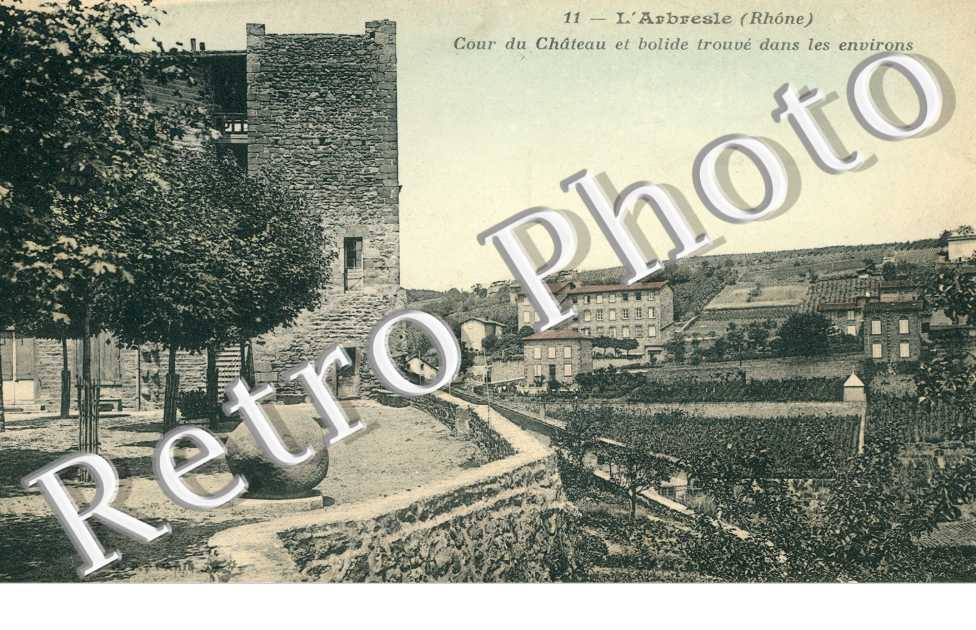 La cour du chateau et bolide trouve dans les environs (couleur)