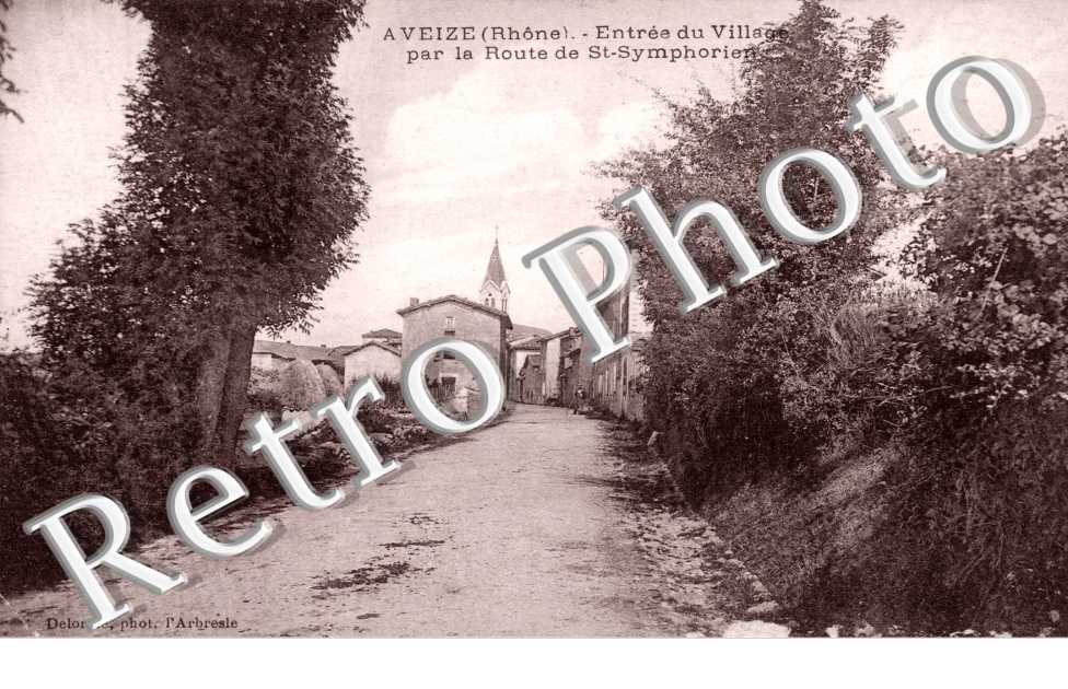 l'Entree du Village par la Route de Saint-Symphorien