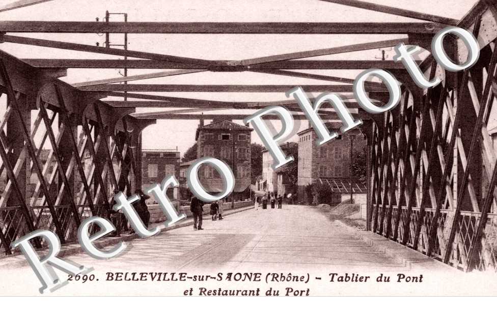 Tablier du pont et restaurant du port