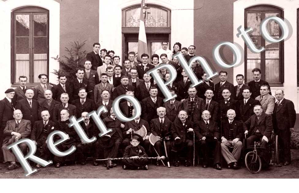 Assemblée d'Hommes devant la Mairie