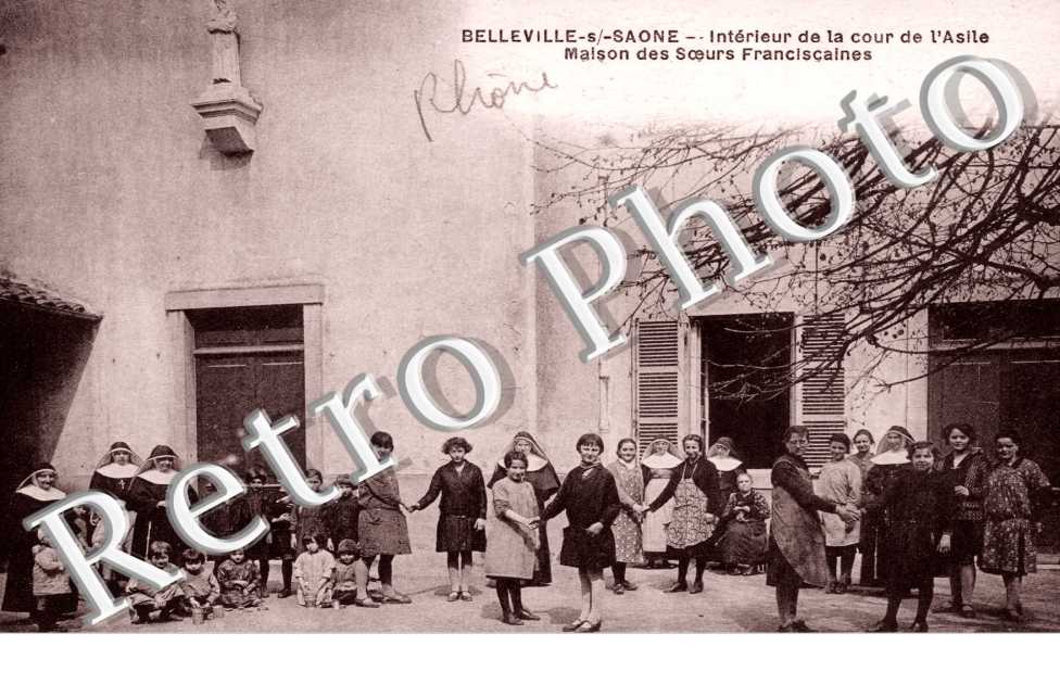 Interieur de la cour de l'asile - Maisons des soeurs Franciscaines