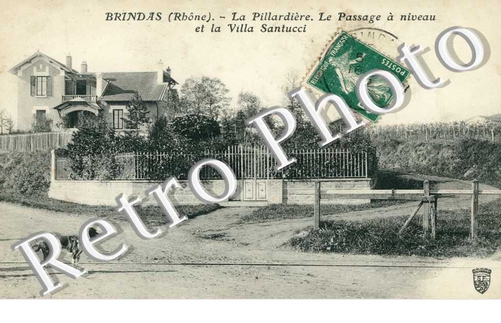 La Pillardiere, le passage a niveau et la villa Santucci