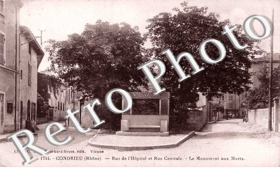 Rue de l'Hopital et Rue Centrale, le Monument aux Morts
