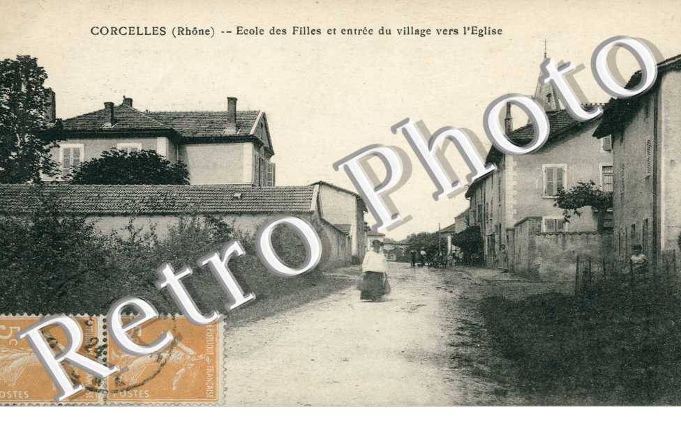 ecole des filles et entree du village vers eglise
