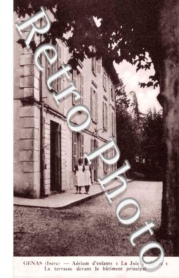 Aerium d'enfants " La joie de Vivre " La terrasse devant le batiment principal