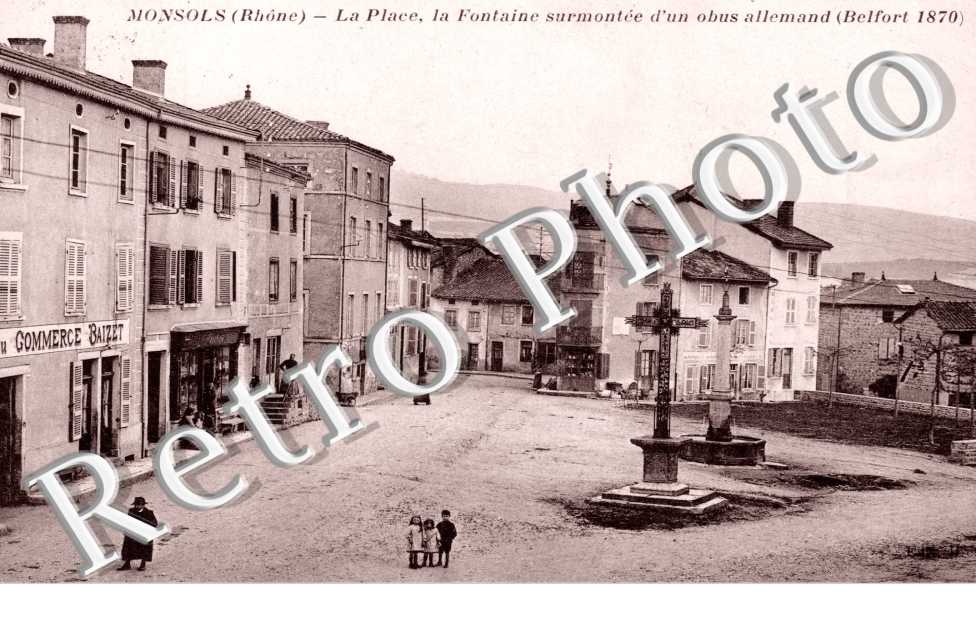 la Place, la Fontaine surmontee d'un obus allemand (Belfort 1870)