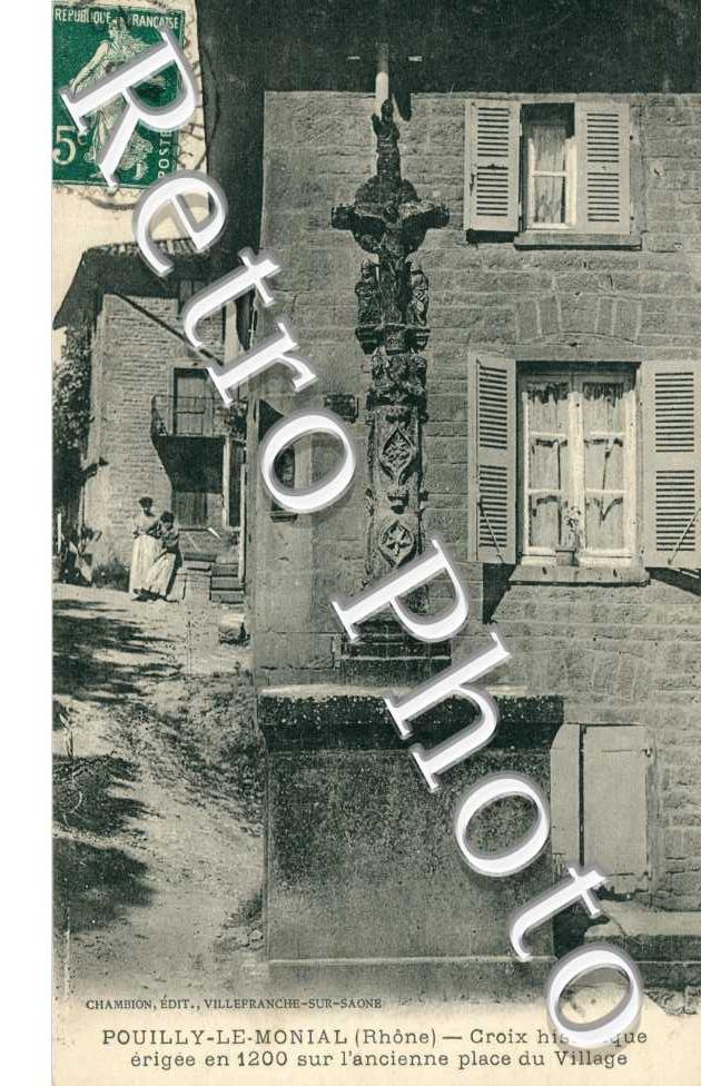 Croix Historique erigee en 1200 sur l'ancienne place du village