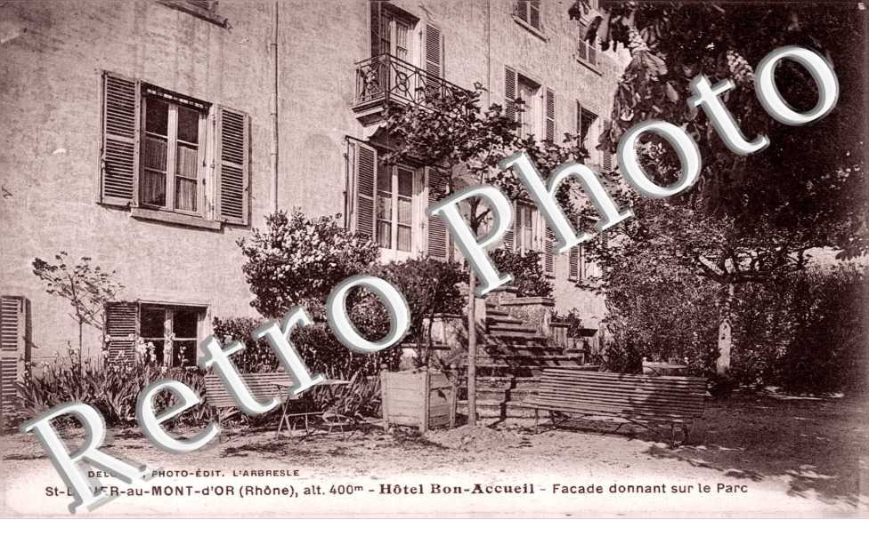 Hootel Bon Accueil, facade donnat sur le parc