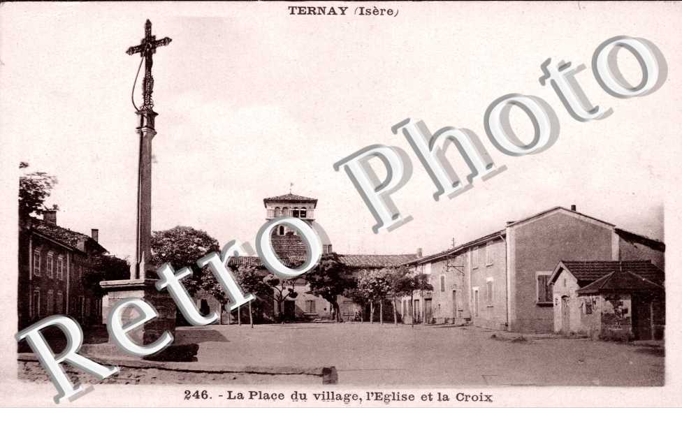la Place du Village, l'Eglise et la Croix