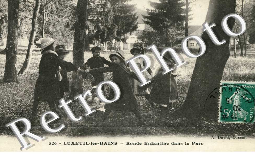 Ronde enfantine dans le parc