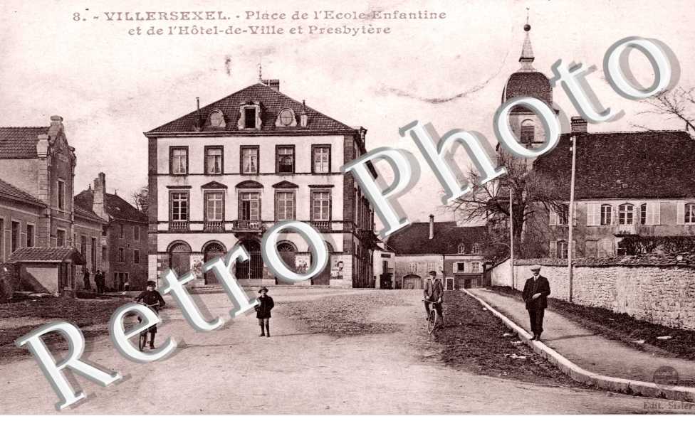 Place de l&#039;ecole enfantine et hotel de ville et presbytere