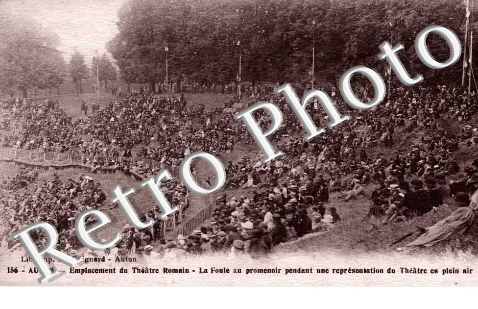 emplacemnt du theatre romain La foule au promenoir pendant une representation du theatre en plein air