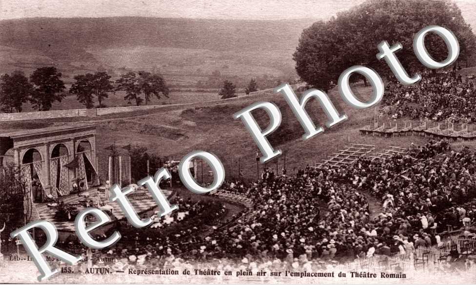 representation de theatre en plein air sur l'emplacement du theatre romain