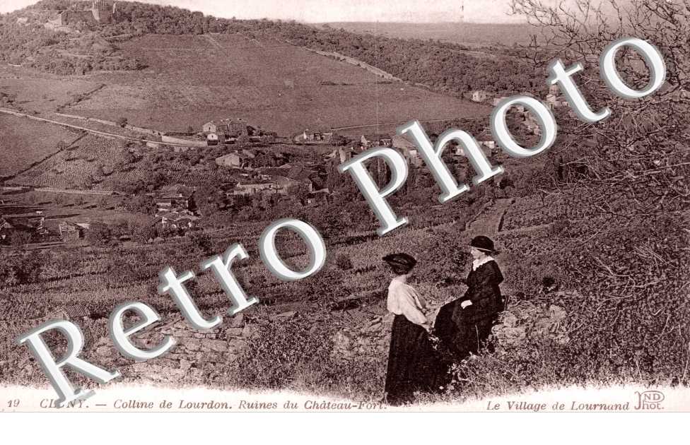 Colline de Lourdon, ruines du chateau fort Le village de Lournand