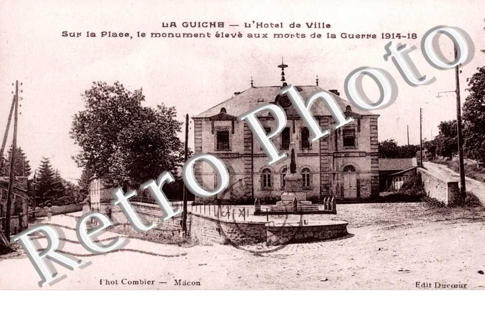 l&#039;Hotel de Ville, le Monument eleve aux morts de la Guerre 1914-1918