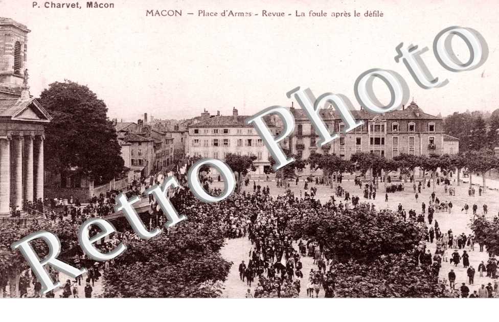 Place d'Armes, Revue, la foule apres le defile