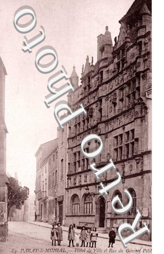 hotel de ville et rue du general petit