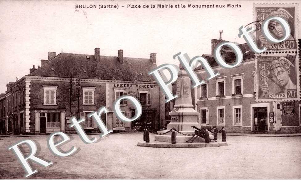 Place de la Mairie et le Monument aux Morts