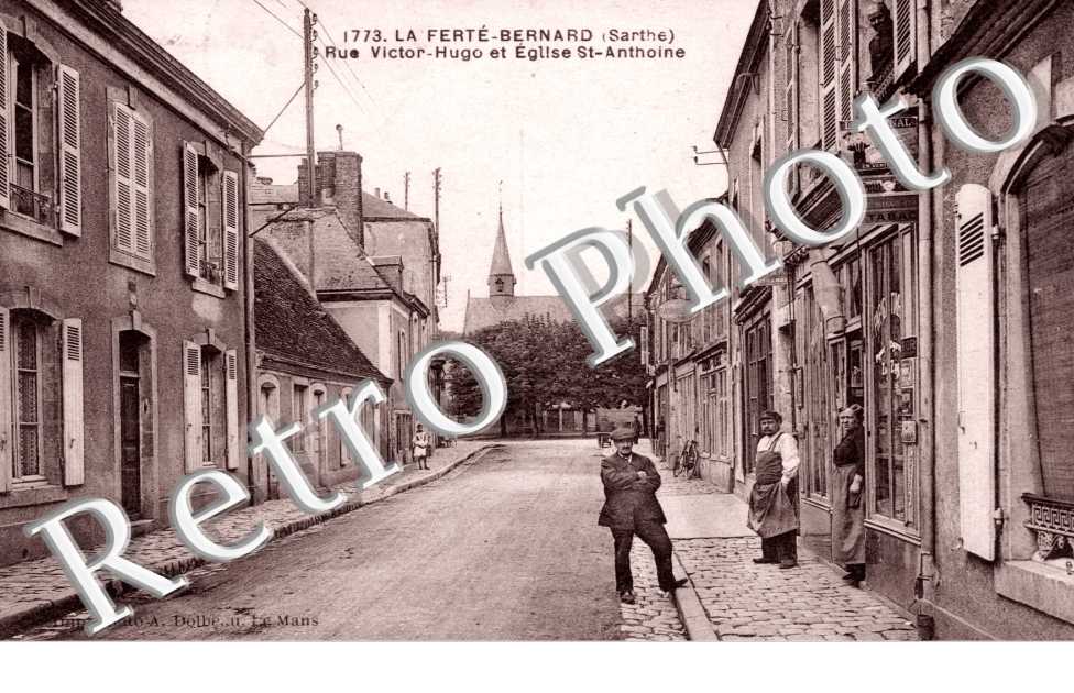 Rue Victor-Hugo et l&#039;Eglise Saint-Antoine