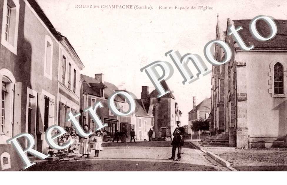 Rue et facade de l&#039;eglise