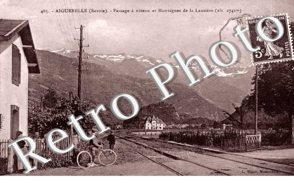Passage a niveau et Montagnes de La Lauziere