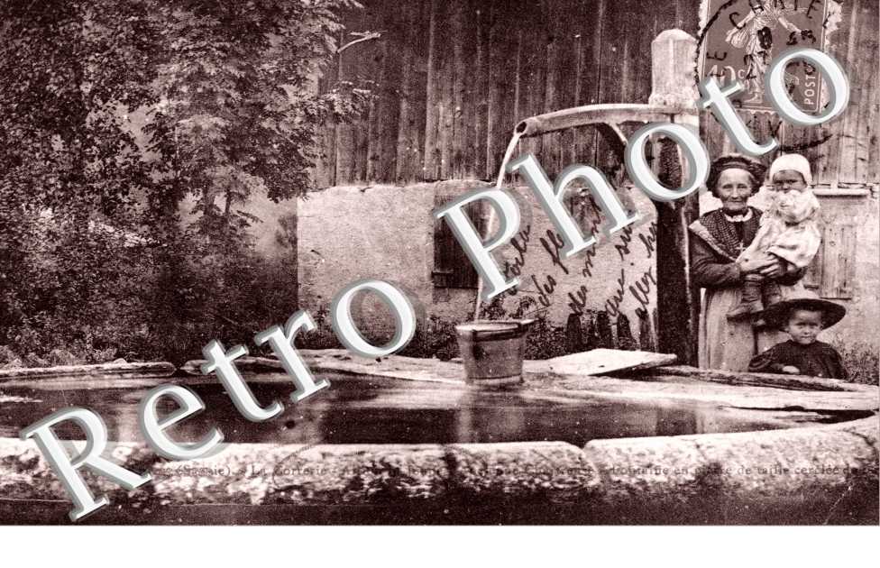 (une grand-mere et ses enfants a la fontaine)