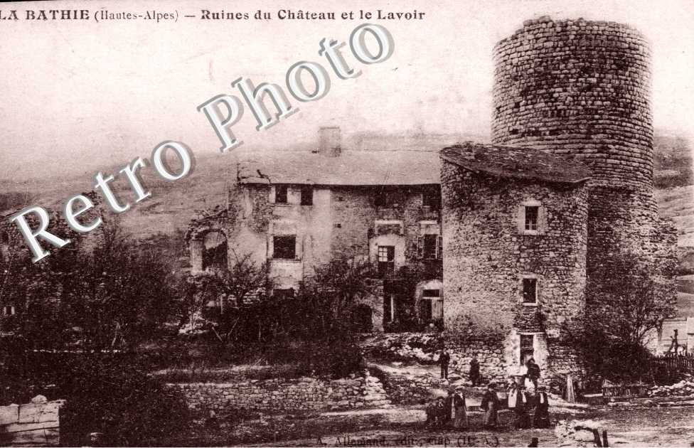 ruines du chateau et le lavoir