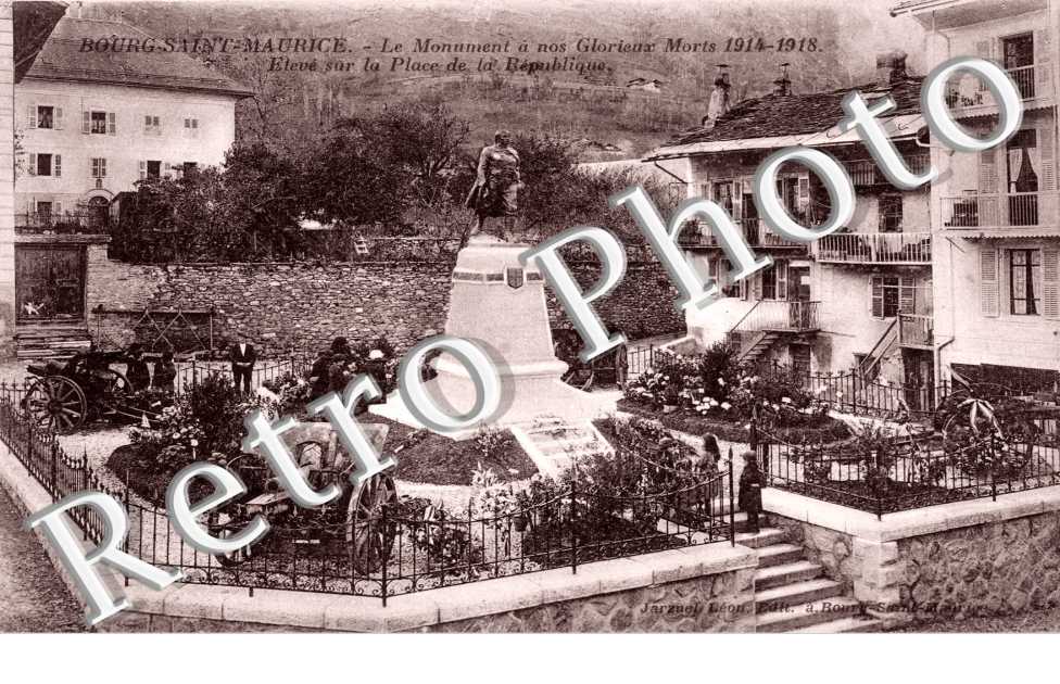 le monument a nos glorieux morts Place de la Republique